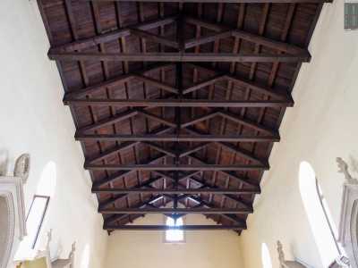 ...e chiuso da una copertura in legno spiovente